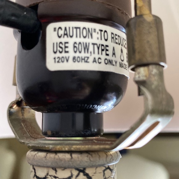 Vintage ornate buffet table lamps - Picture 4 of 11